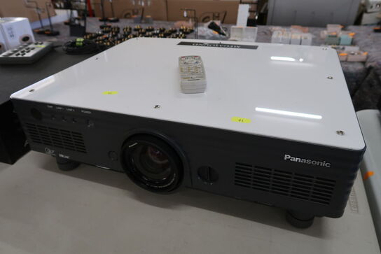 Projector PANASONIC PT-D5600