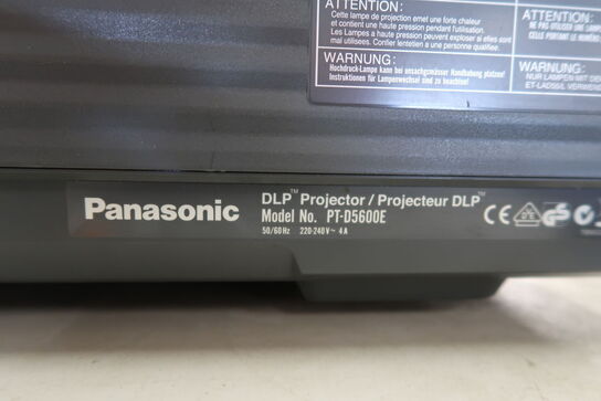 Projector PANASONIC PT-D5600