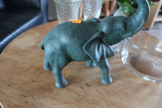 Div. Vaser samt elefant skulptur