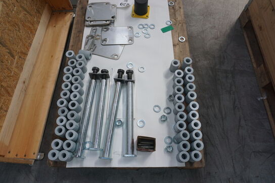Palle med diverse bolte mv. 