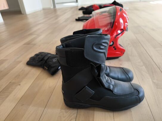 Motorcykelhjelm, handsker XXL, støvler str. 44 DAINESE (ubrugt) MOMSFRI