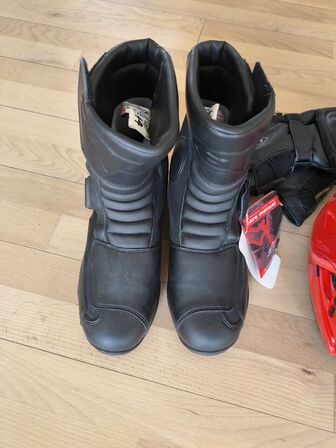Motorcykelhjelm, handsker XXL, støvler str. 44 DAINESE (ubrugt) MOMSFRI