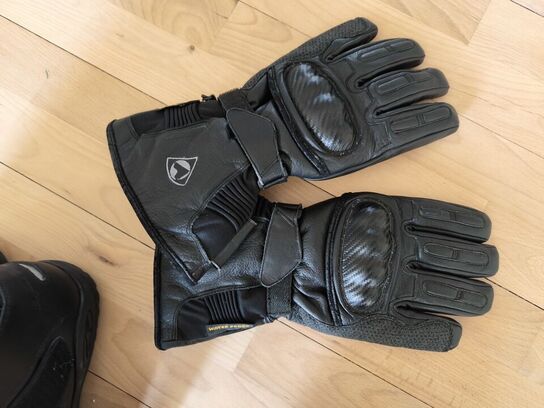 Motorcykelhjelm, handsker XXL, støvler str. 44 DAINESE (ubrugt) MOMSFRI