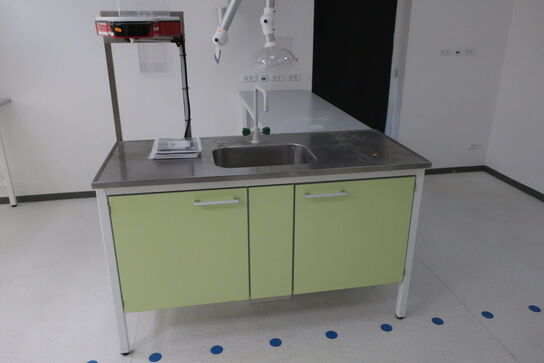 Fleksibel dispenser ELGA LA756 med beholder under vask og vaskebord og bord
