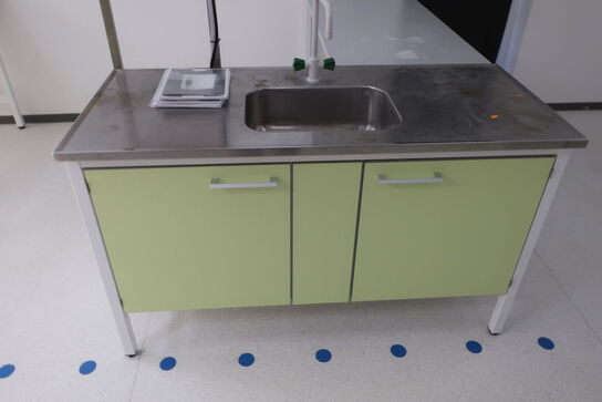 Fleksibel dispenser ELGA LA756 med beholder under vask og vaskebord og bord