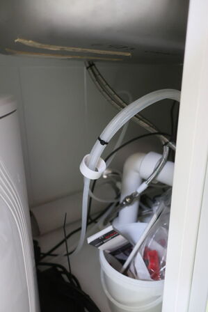 Fleksibel dispenser ELGA LA756 med beholder under vask og vaskebord og bord