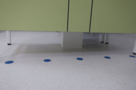 Fleksibel dispenser ELGA LA756 med beholder under vask og vaskebord og bord
