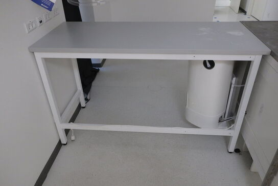 Fleksibel dispenser ELGA LA756 med beholder under vask og vaskebord og bord