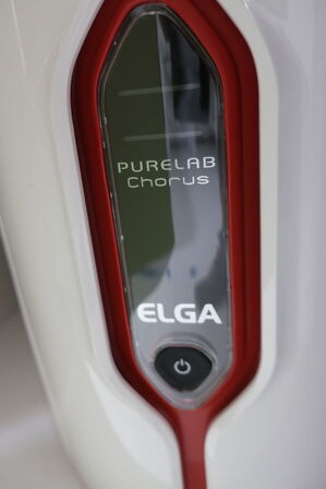 Fleksibel dispenser ELGA LA756 med beholder under vask og vaskebord og bord