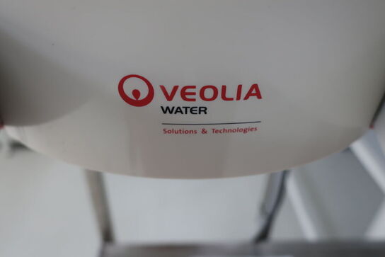 Fleksibel dispenser ELGA LA756 med beholder under vask og vaskebord og bord