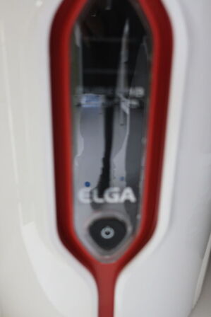 Fleksibel dispenser ELGA LA756 med beholder under vask og vaskebord og bord