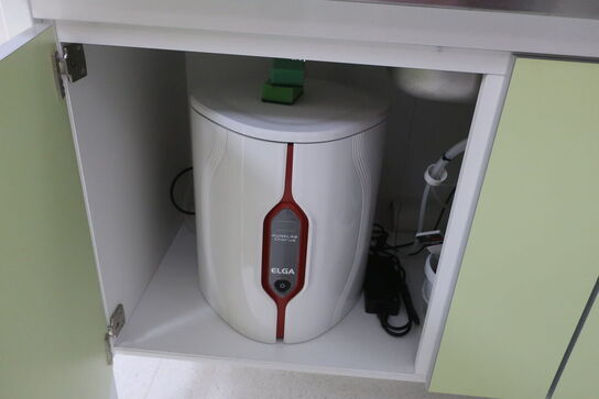 Fleksibel dispenser ELGA LA756 med beholder under vask og vaskebord og bord