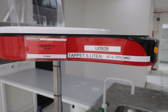 Fleksibel dispenser ELGA LA756 med beholder under vask og vaskebord og bord
