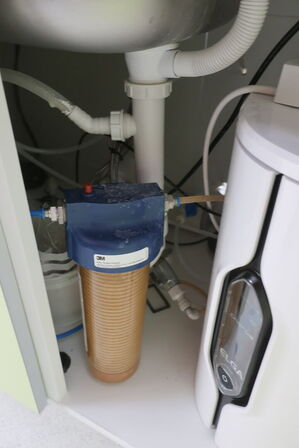 Fleksibel dispenser ELGA LA756 med beholder under vask og vaskebord og bord