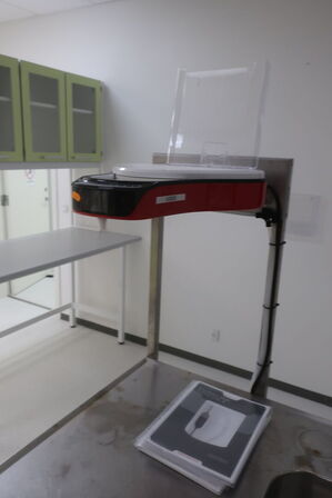Fleksibel dispenser ELGA LA756 med beholder under vask og vaskebord og bord