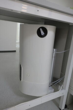 Fleksibel dispenser ELGA LA756 med beholder under vask og vaskebord og bord