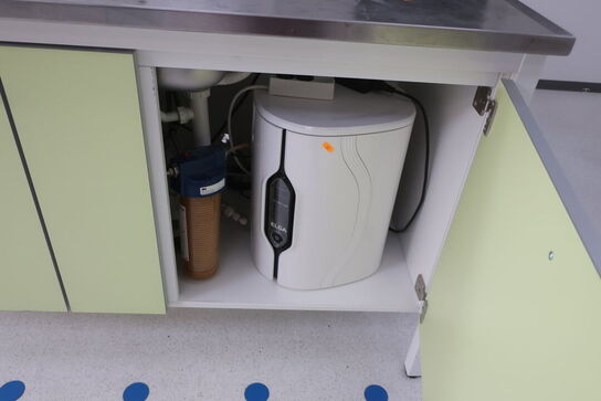 Fleksibel dispenser ELGA LA756 med beholder under vask og vaskebord og bord
