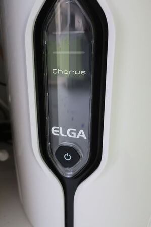 Fleksibel dispenser ELGA LA756 med beholder under vask og vaskebord og bord