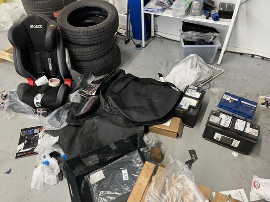 Tøm hjørnet, assortert auto dele, bord, reol m.m.