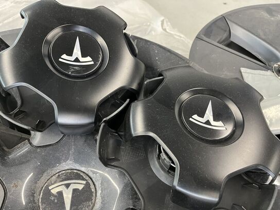 14 stk. hjulkapser TESLA