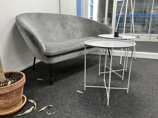 Sofa, 2 stk. kaffeborde, plante og stumtjener 