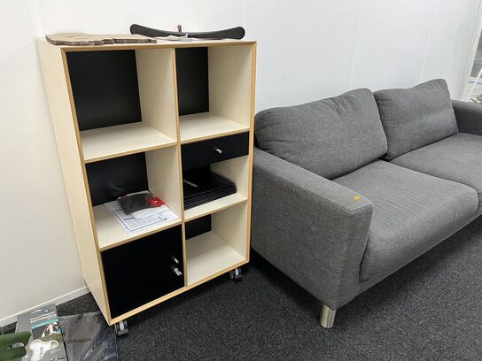 Sofa, reol på hjul og tøjstativ