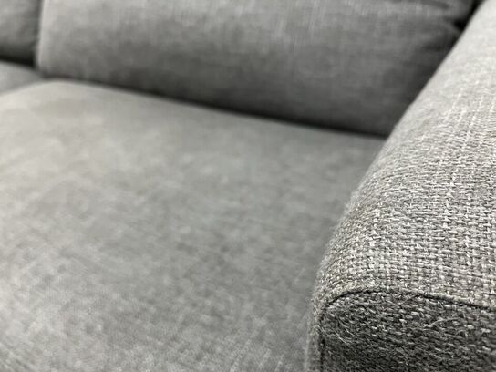 Sofa, reol på hjul og tøjstativ