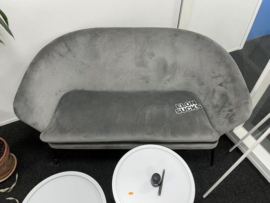 Sofa, 2 stk. kaffeborde, plante og stumtjener 