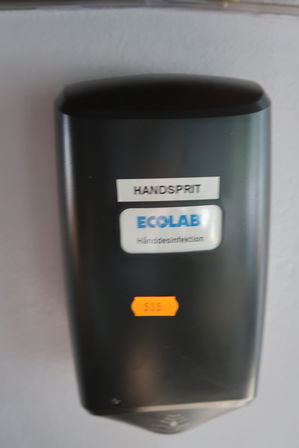 Hånddispenser ECOLAB, hylde med indhold m.m.