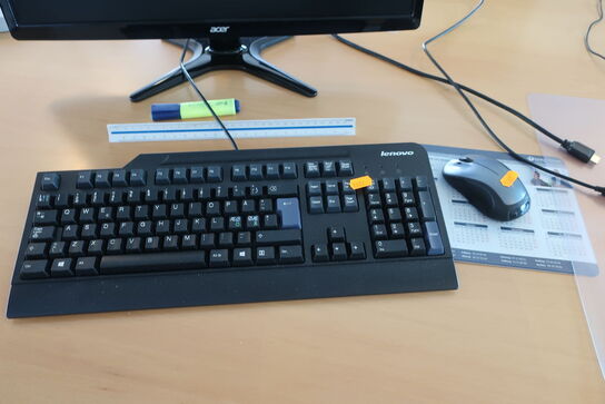 Computerskærm ACER G246HL med tastatur og mus m.m.