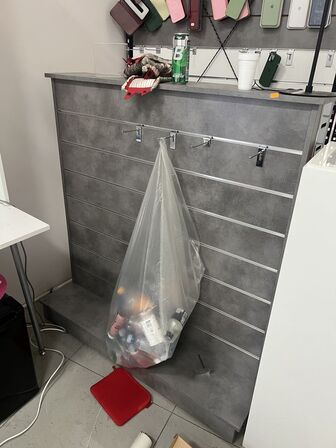 Salgsdisplays i grå inkl. bøjler