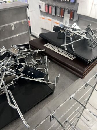 Salgsdisplays i grå inkl. bøjler