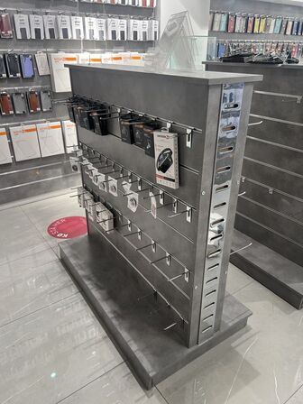 Salgsdisplays i grå inkl. bøjler