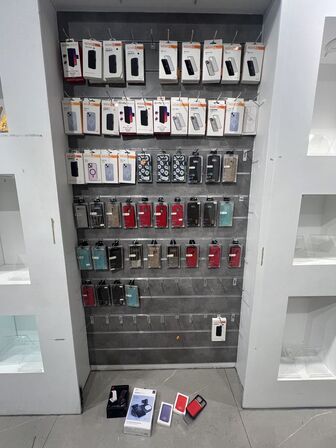 Salgsdisplays i grå inkl. bøjler