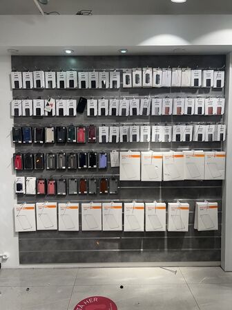 Salgsdisplays i grå inkl. bøjler