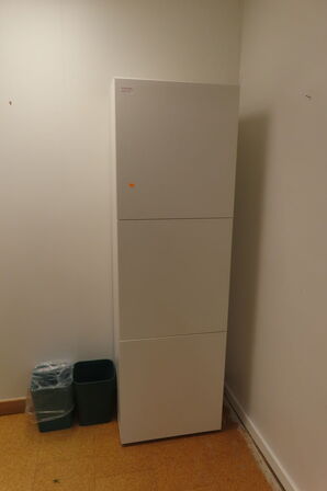 Skab m. 3 rum