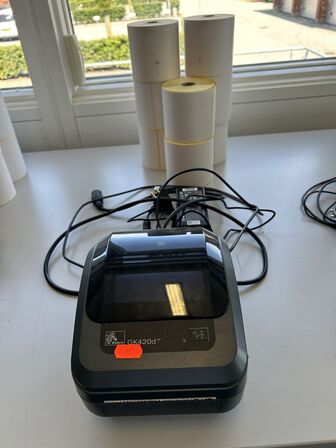 Zebra GK420d labelprinter. Inkl. 8 ruller fragtlabels