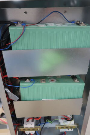 Demo opstilling med Inverter PS 1KVA og 4 stk. batterier LIFEPO4 Sinopoly 3,2V