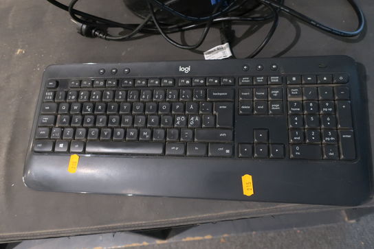 Monitor samt tastatur