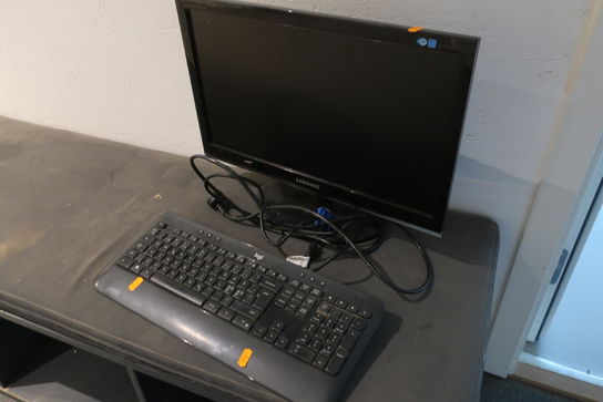 Monitor samt tastatur