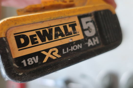 Dobbeltlader DEWALT DCB132 samt batteri