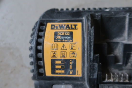 Dobbeltlader DEWALT DCB132 samt batteri