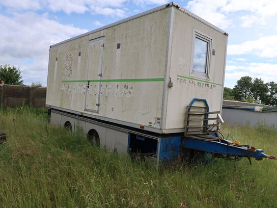 Skurvognscontainer på ladvogn med toilet, vandvarmer, ceptitank, vandtank