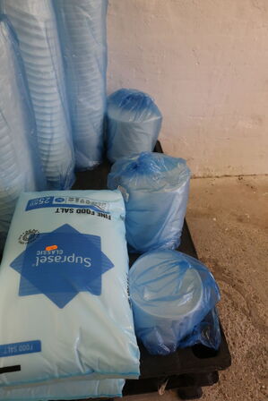 75 kg. salt samt plastspande