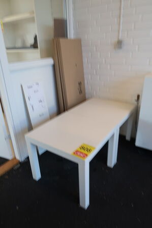 2 stk. Borde + 3 stk. Ikea hylder 