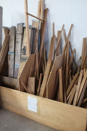 Opbevaringskasse med div. teak træ