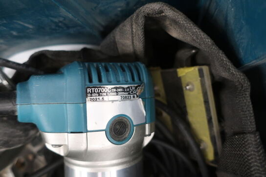Overfræser MAKITA RT0700C