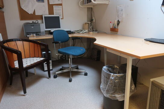 Kontorstol, arbejdsbord, computerskærm, printer HP m.m.