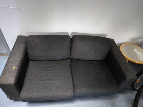 Sofa, bord samt rullevogn 