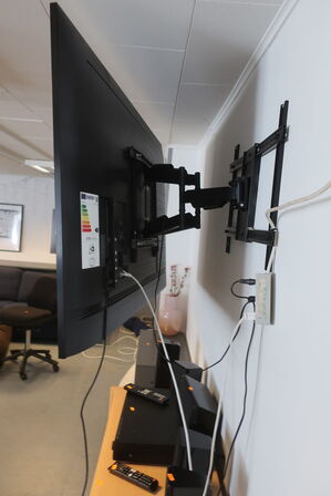 Fjernsyn 65" SAMSUNG UE65TY6905K samt anlæg YAMAHA